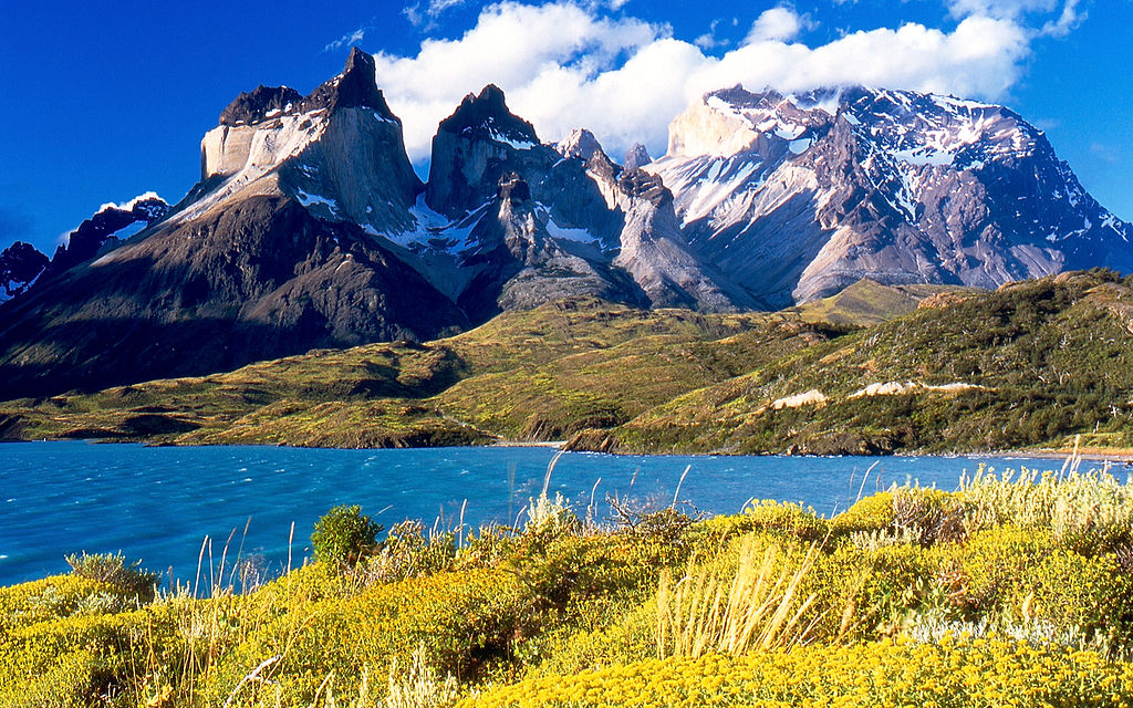 1024px-Cuernos_del_Paine_from_Lake_Pehoe.jpg