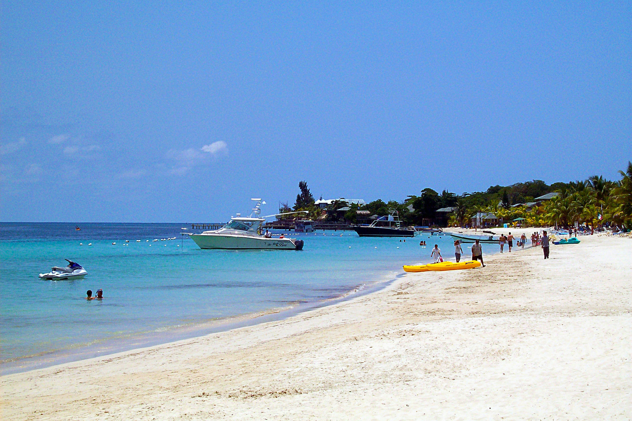 2048px-West_Bay_Beach_-Roatan_-Honduras-23May2009-g.jpg